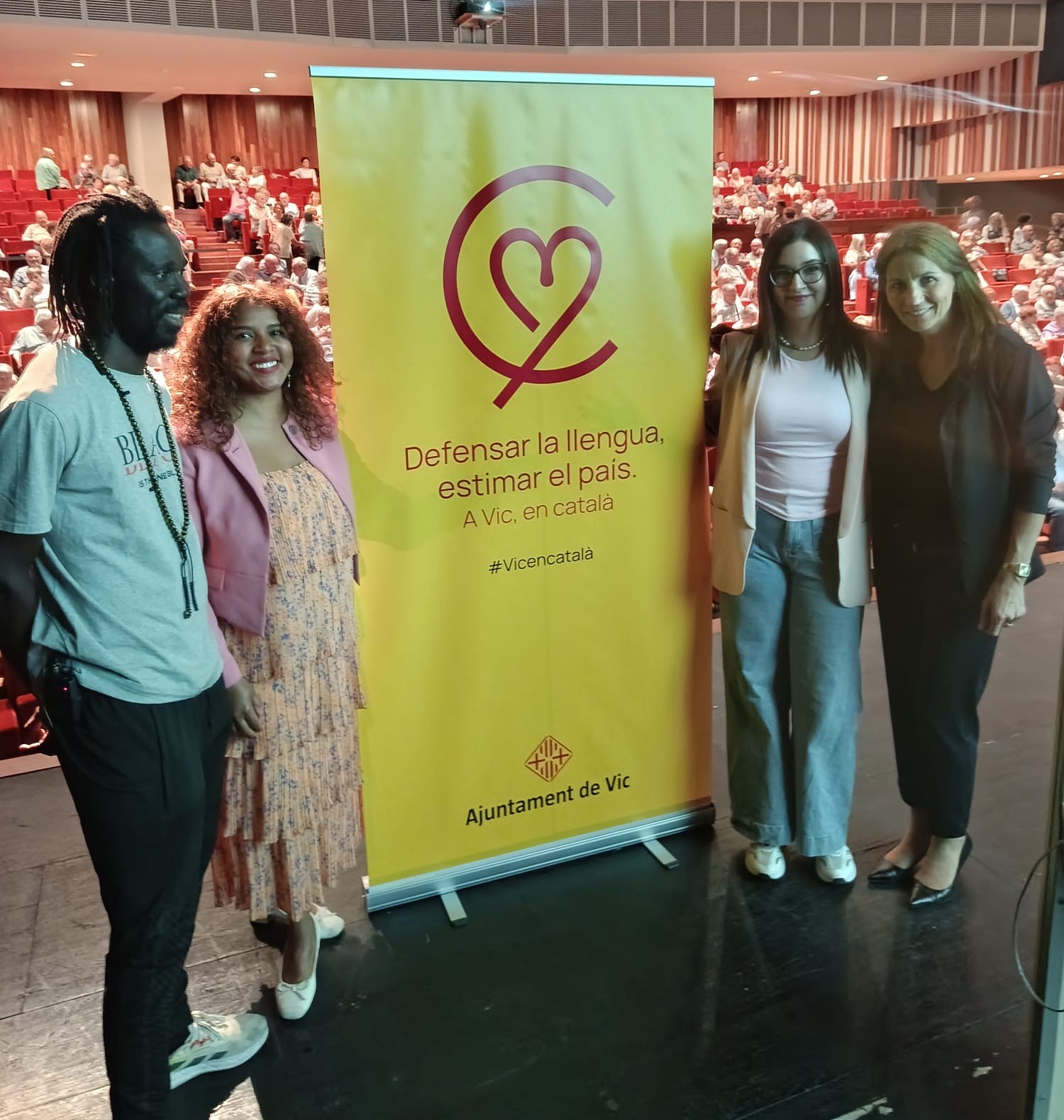 Els participants de la taula rodona (Safae Ibrahimi, Derbi Marín i Ajo Dieme) amb la regidora de Cultura i Llengua, Bet Piella